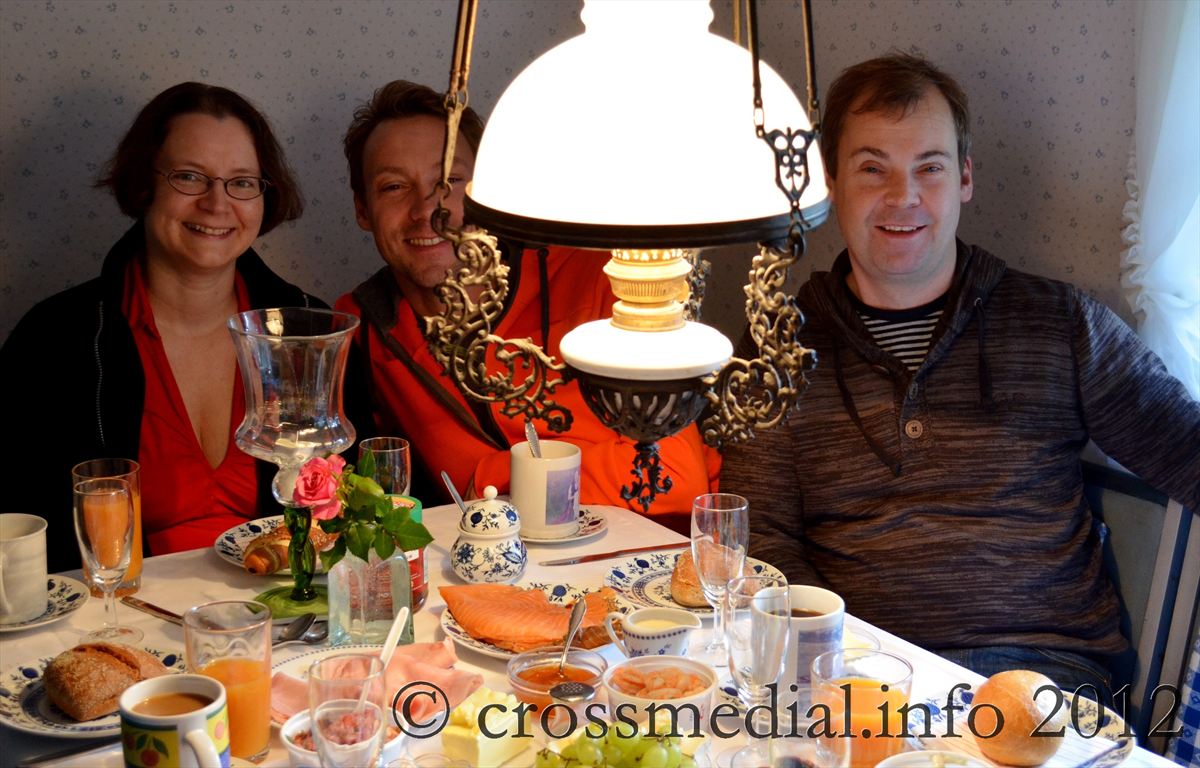 Martina feiert in der Küche vom Friesenhaus Sander ihren 40. Geburtstag mit Michael und Uwe